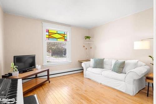 17 Waubeek Street, Parry Sound, ON - Indoor Photo Showing Living Room