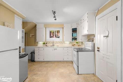 17 Waubeek Street, Parry Sound, ON - Indoor Photo Showing Kitchen