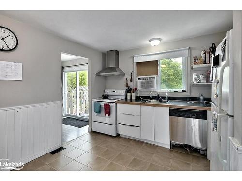 1885 7Th Avenue W, Owen Sound, ON - Indoor Photo Showing Kitchen With Double Sink