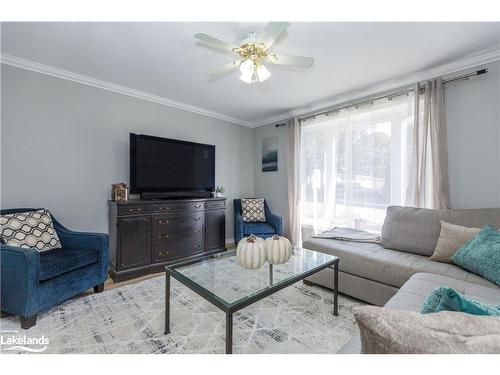 61 O'Brien Street, Orillia, ON - Indoor Photo Showing Living Room