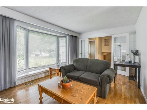 658 Norman Crescent, Midland, ON - Indoor Photo Showing Living Room