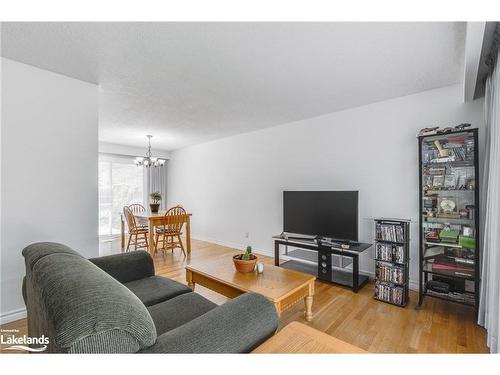 658 Norman Crescent, Midland, ON - Indoor Photo Showing Living Room