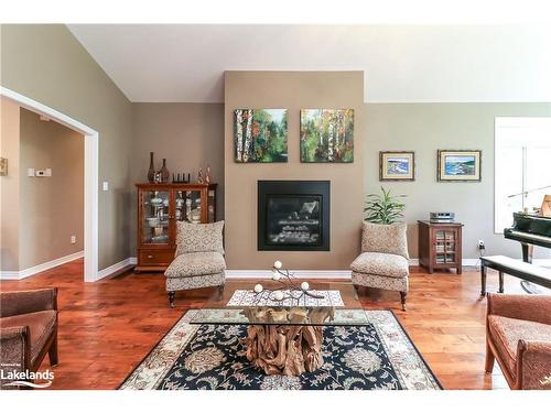 6169 27/28 Nottawasaga Side Road, Stayner, ON - Indoor Photo Showing Living Room