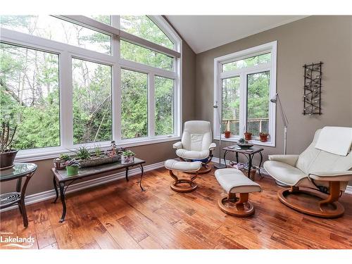 6169 27/28 Nottawasaga Side Road, Stayner, ON - Indoor Photo Showing Living Room