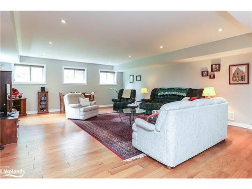 6169 27/28 Nottawasaga Side Road, Stayner, ON - Indoor Photo Showing Living Room