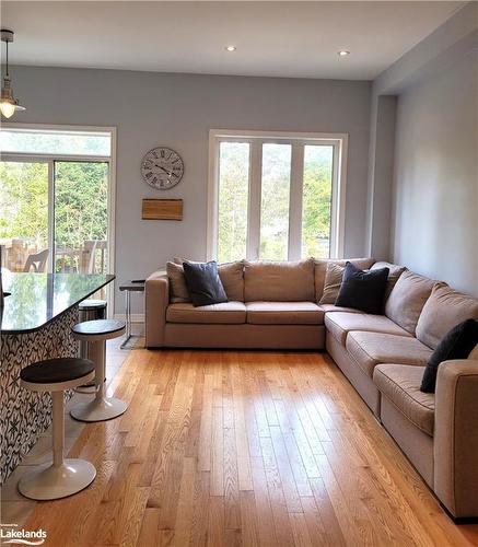 11 Farwell Avenue, Wasaga Beach, ON - Indoor Photo Showing Living Room