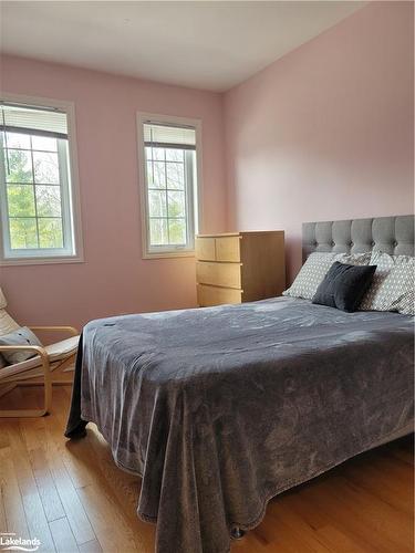 11 Farwell Avenue, Wasaga Beach, ON - Indoor Photo Showing Bedroom