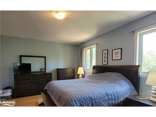 11 Farwell Avenue, Wasaga Beach, ON - Indoor Photo Showing Bedroom