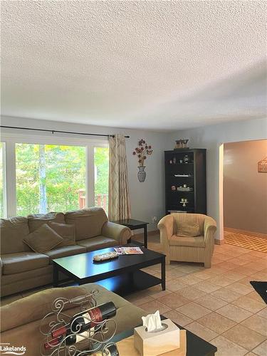 11 Old Trail Rd, Tiny, ON - Indoor Photo Showing Living Room