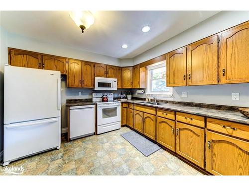 7950 Poplar Sideroad, Collingwood, ON - Indoor Photo Showing Kitchen With Double Sink