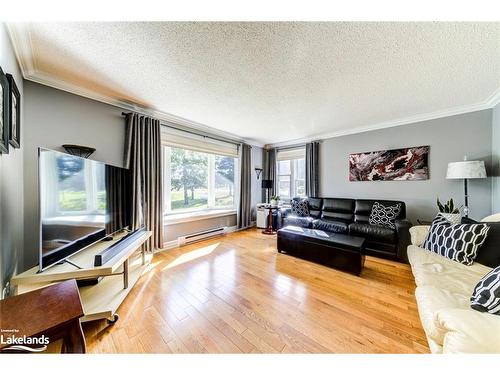 7950 Poplar Sideroad, Collingwood, ON - Indoor Photo Showing Living Room