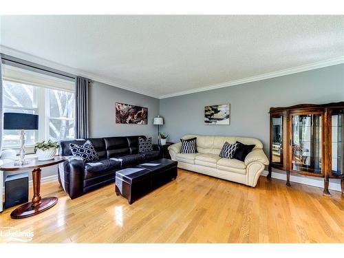 7950 Poplar Sideroad, Collingwood, ON - Indoor Photo Showing Living Room