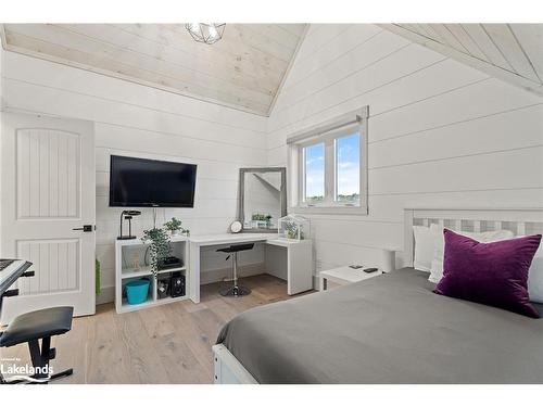 1038 Boyes Bridge Lane, Gravenhurst, ON - Indoor Photo Showing Bedroom