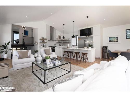 3109 County 124 Road, Clearview, ON - Indoor Photo Showing Living Room