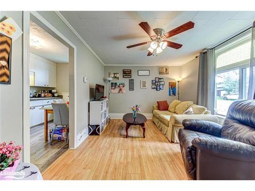 393 Second Street, Collingwood, ON - Indoor Photo Showing Living Room