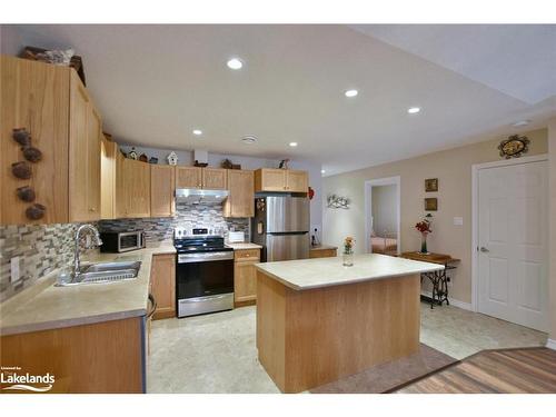 138 Meadow Lane, Wasaga Beach, ON - Indoor Photo Showing Kitchen With Stainless Steel Kitchen With Double Sink