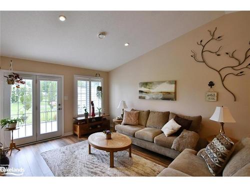 138 Meadow Lane, Wasaga Beach, ON - Indoor Photo Showing Living Room