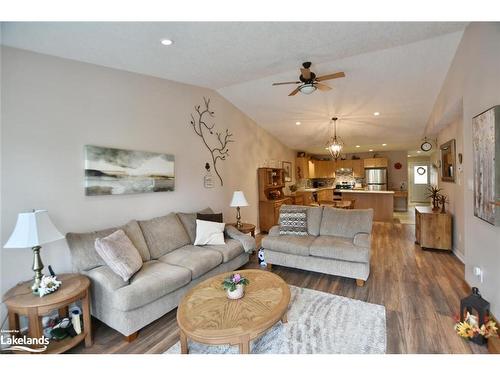 138 Meadow Lane, Wasaga Beach, ON - Indoor Photo Showing Living Room