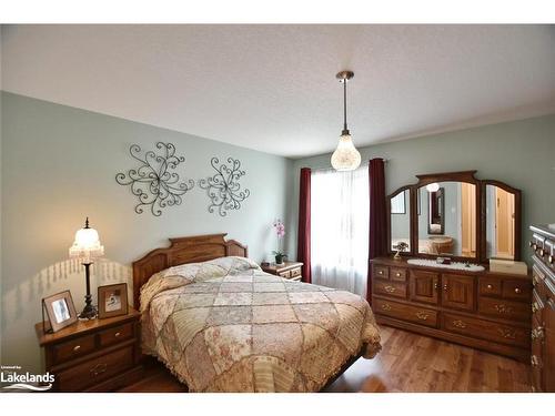 138 Meadow Lane, Wasaga Beach, ON - Indoor Photo Showing Bedroom