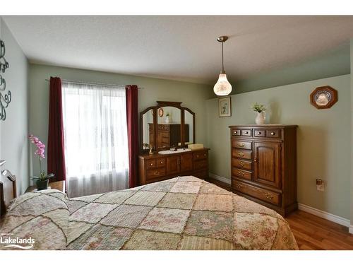 138 Meadow Lane, Wasaga Beach, ON - Indoor Photo Showing Bedroom