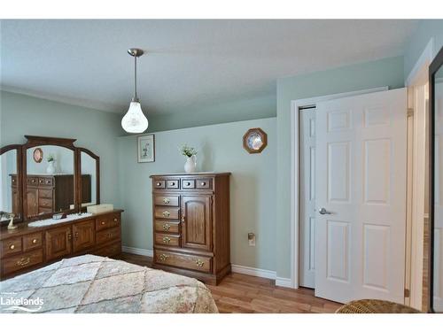 138 Meadow Lane, Wasaga Beach, ON - Indoor Photo Showing Bedroom