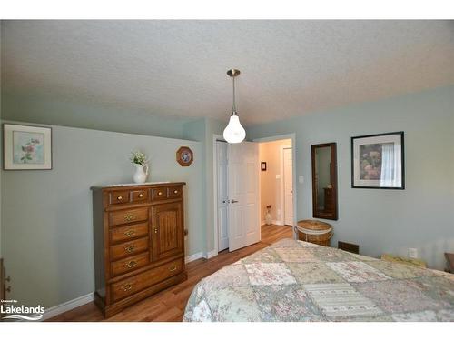 138 Meadow Lane, Wasaga Beach, ON - Indoor Photo Showing Bedroom