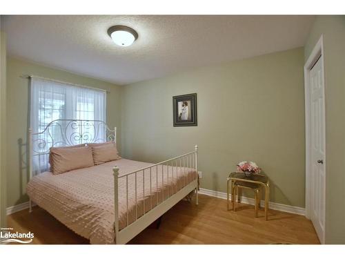 138 Meadow Lane, Wasaga Beach, ON - Indoor Photo Showing Bedroom