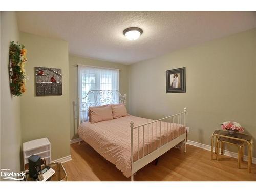 138 Meadow Lane, Wasaga Beach, ON - Indoor Photo Showing Bedroom