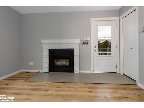 73-21 Dawson Drive, Collingwood, ON - Indoor Photo Showing Living Room With Fireplace