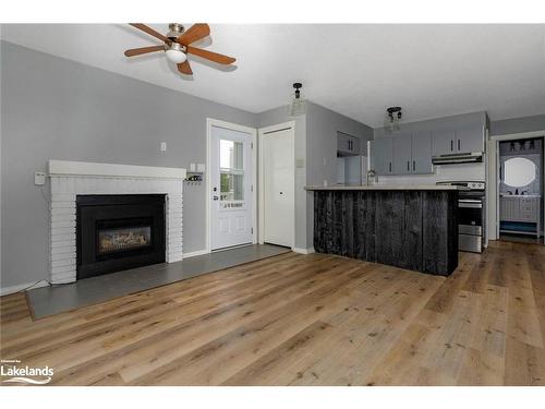 73-21 Dawson Drive, Collingwood, ON - Indoor Photo Showing Living Room With Fireplace