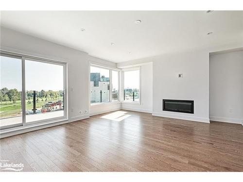 20-117 Sladden Court, Thornbury, ON - Indoor Photo Showing Living Room With Fireplace