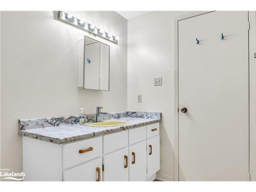 1100 Springbrook Crescent, Oakville, ON - Indoor Photo Showing Bathroom