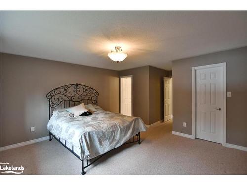 28 Cherry Sands Crescent, Wasaga Beach, ON - Indoor Photo Showing Bedroom