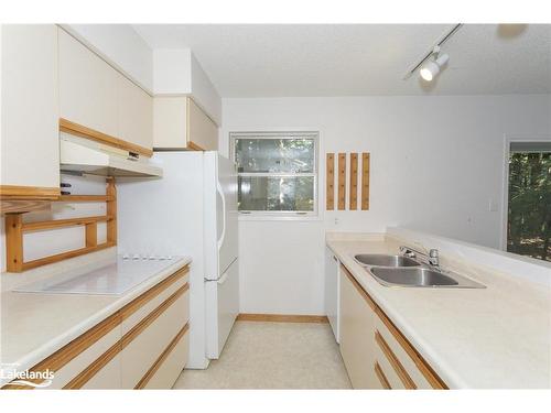 23 Sadler Drive, Bracebridge, ON - Indoor Photo Showing Kitchen With Double Sink