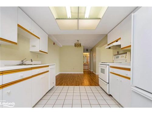 172 Eighth St S/S, Collingwood, ON - Indoor Photo Showing Kitchen