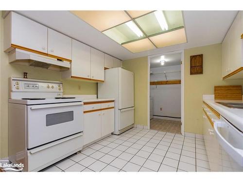 172 Eighth St S/S, Collingwood, ON - Indoor Photo Showing Kitchen With Double Sink