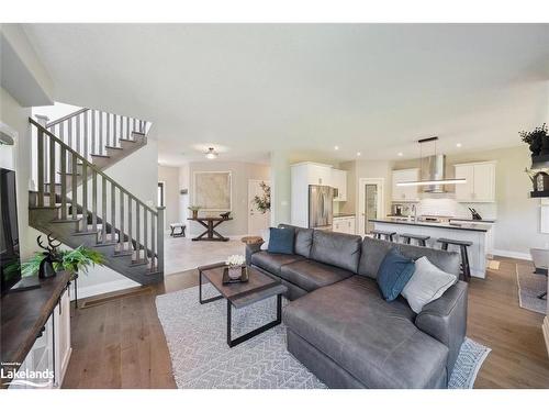 62 Foley Crescent, Collingwood, ON - Indoor Photo Showing Living Room