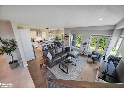 62 Foley Crescent, Collingwood, ON - Indoor Photo Showing Living Room