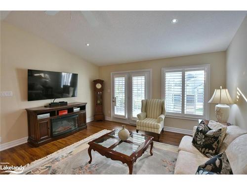 161 New York Avenue, Wasaga Beach, ON - Indoor Photo Showing Living Room