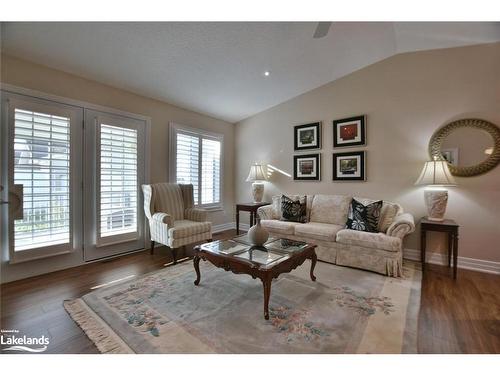 161 New York Avenue, Wasaga Beach, ON - Indoor Photo Showing Living Room