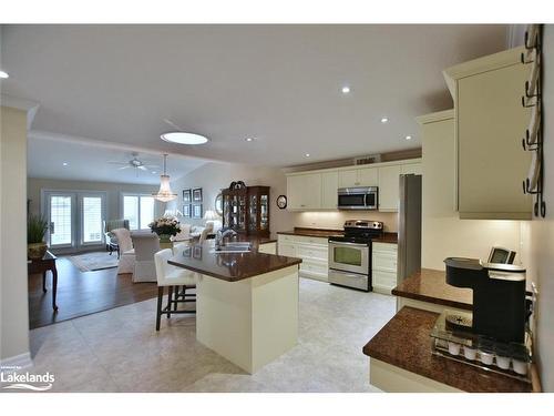 161 New York Avenue, Wasaga Beach, ON - Indoor Photo Showing Kitchen