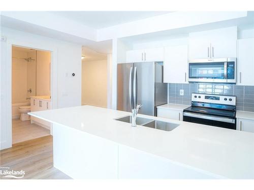 124-4 Kimberly Lane, Collingwood, ON - Indoor Photo Showing Kitchen With Double Sink With Upgraded Kitchen