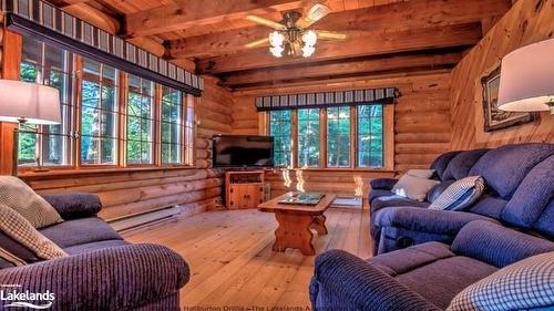 30 Mcvittie Island, Bracebridge, ON - Indoor Photo Showing Living Room