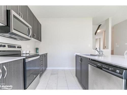 7 Sandhill Crane Drive, Wasaga Beach, ON - Indoor Photo Showing Kitchen