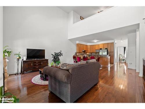 31 Royal Beech Drive, Wasaga Beach, ON - Indoor Photo Showing Living Room