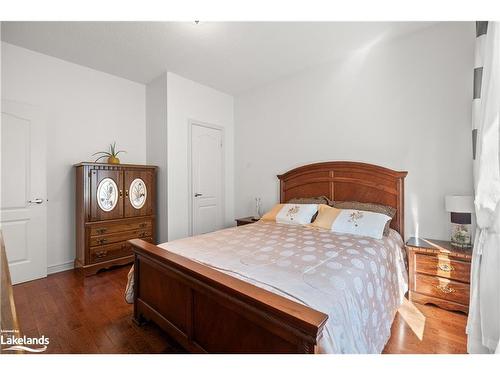 31 Royal Beech Drive, Wasaga Beach, ON - Indoor Photo Showing Bedroom