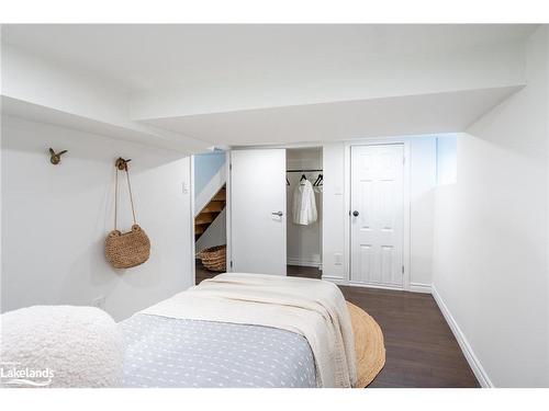 162 Avondale Street, Hamilton, ON - Indoor Photo Showing Bedroom