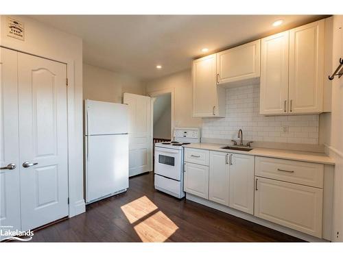 162 Avondale Street, Hamilton, ON - Indoor Photo Showing Kitchen