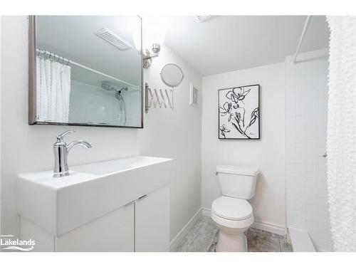 162 Avondale Street, Hamilton, ON - Indoor Photo Showing Bathroom