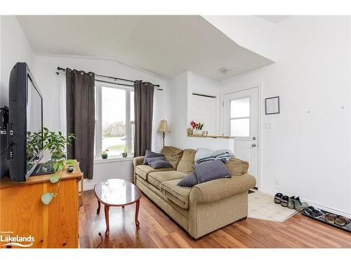 51 Raglan Street, Collingwood, ON - Indoor Photo Showing Living Room